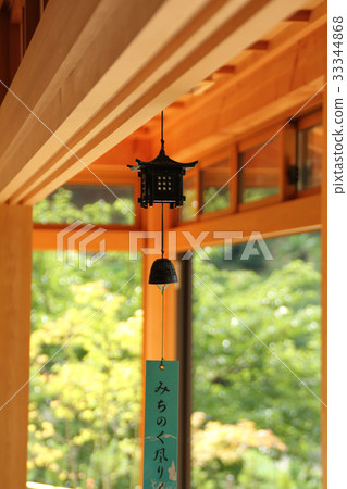 Southern wind chimes 33344868