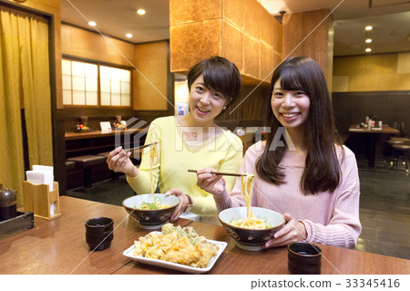 在烏冬麵店吃飯 33345416