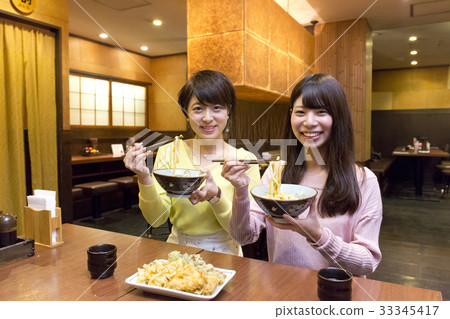 在烏冬麵店吃飯 33345417