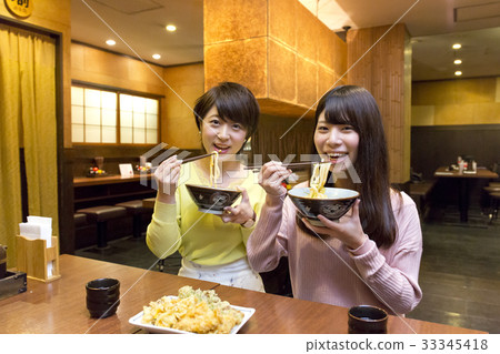 在烏冬麵店吃飯 33345418