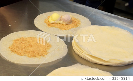 Taiwan crepe with crushed peanut and ice cream Taiwan crepe with crushed peanut and ice cream 33345514