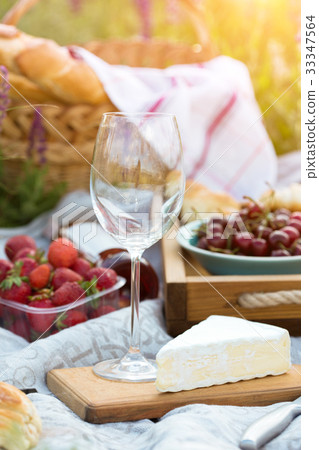 Picnic in the meadow 33347564