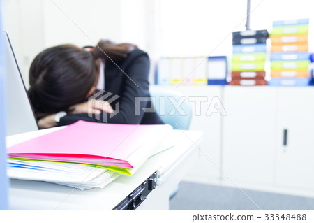Sleepy female employees sleepy women who are sleepless tired people Asian people stock photos PC 33348488