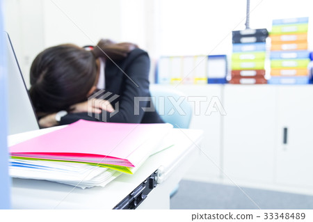 Sleepy female employees sleepy women who are sleepless tired people Asian people stock photos PC 33348489