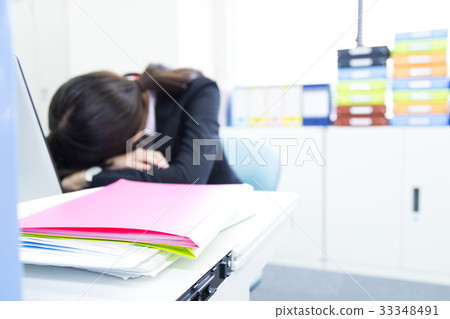Sleepy female employees sleepy women who are sleepless tired people Asian people stock photos PC 33348491
