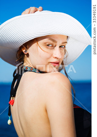 Charming model in straw hat 33349191