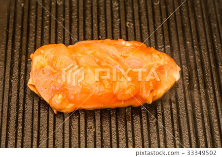 preparing chicken breast 33349502