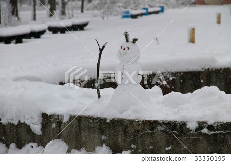 Small funny snowman in the winter park 33350195