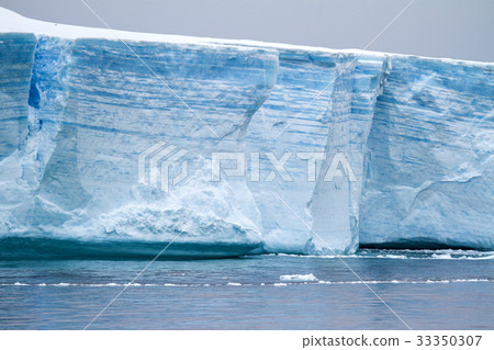 Antarctica - Antarctic Peninsula - Tabular Iceberg 33350307