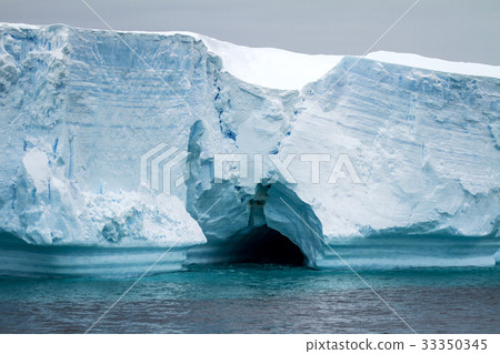 Antarctica - Antarctic Peninsula - Tabular Iceberg 33350345