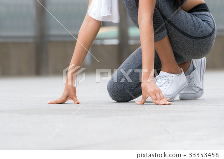 Woman runner in starting running position 33353458