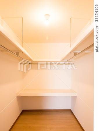 Walk-in closet 33354196