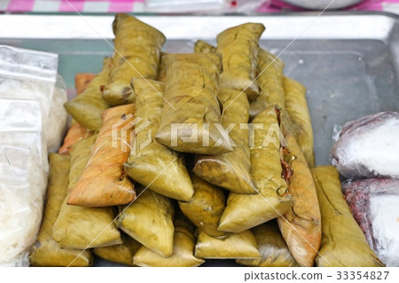 Sticky rice wrapped in banana leaves 33354827