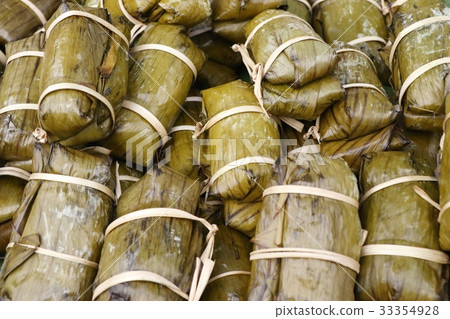 Sticky rice wrapped in banana leaves 33354928