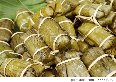 Sticky rice wrapped in banana leaves 33354929