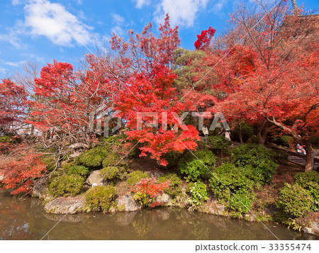 Autumn leaves in Kiyomizu temple grounds 33355474