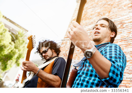 Feel the msuic Feel the msuic 33356341