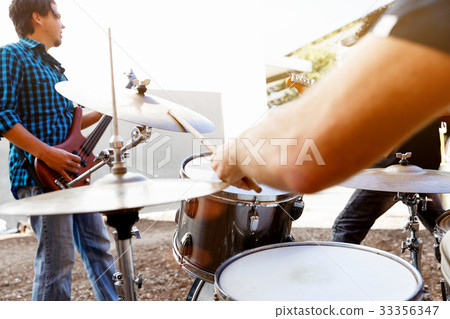 Feel the beat Feel the beat 33356347