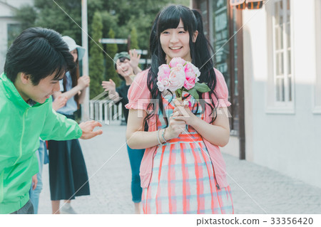 idol, fan, female 33356420