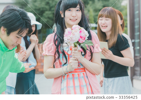 idol, fan, female 33356425