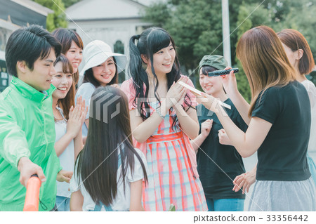 idol, fan, female 33356442