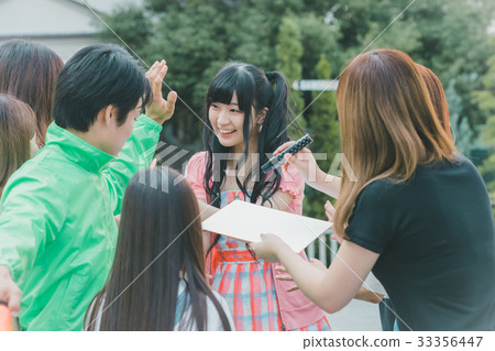 idol, fan, female 33356447