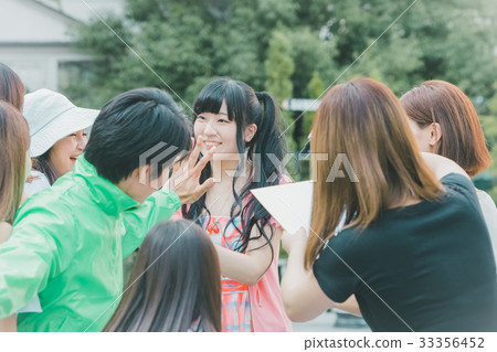 idol, fan, female 33356452