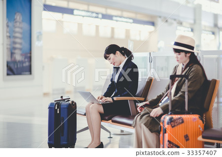 Airport business woman 33357407