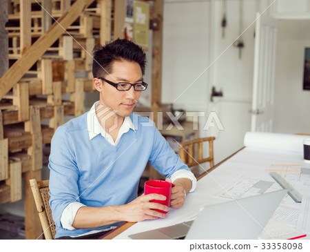 Portrait of young businessman 33358098
