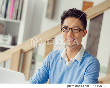 Portrait of young businessman Portrait of young businessman 33358120