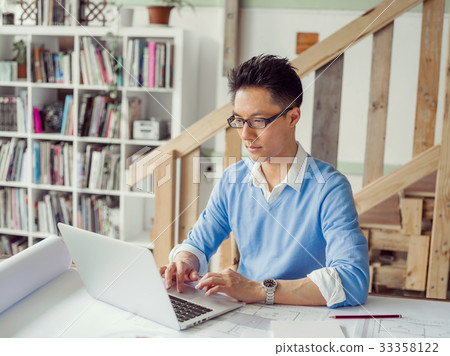 Portrait of young businessman Portrait of young businessman 33358122