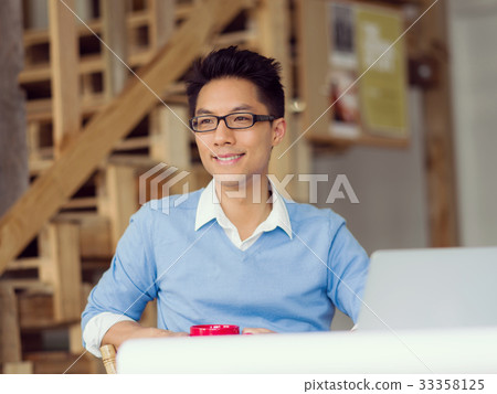 Portrait of young businessman Portrait of young businessman 33358125