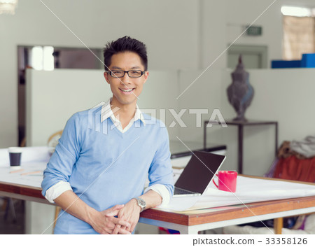 Portrait of young businessman 33358126