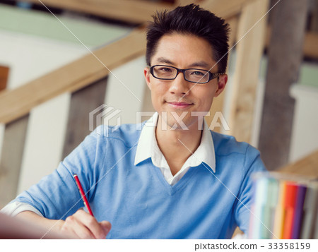 Portrait of young businessman 33358159