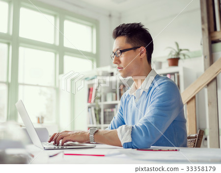 Portrait of young businessman 33358179