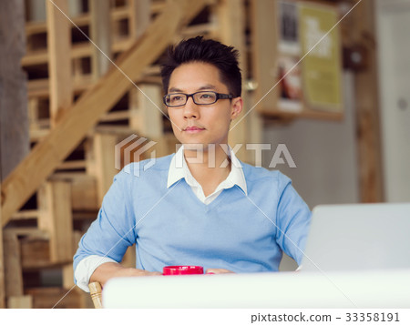Portrait of young businessman 33358191