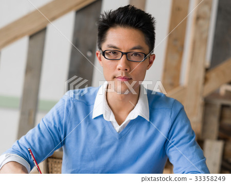 Portrait of young businessman 33358249