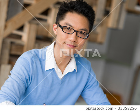 Portrait of young businessman Portrait of young businessman 33358250