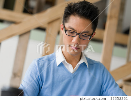 Portrait of young businessman 33358261
