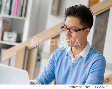 Portrait of young businessman Portrait of young businessman 33358262