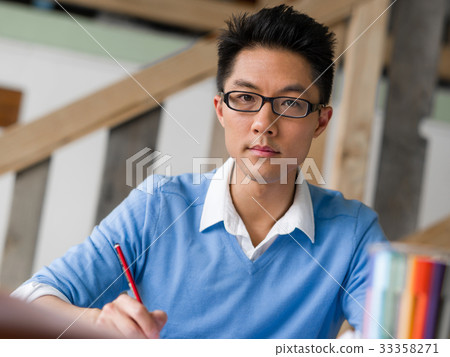 Portrait of young businessman 33358271