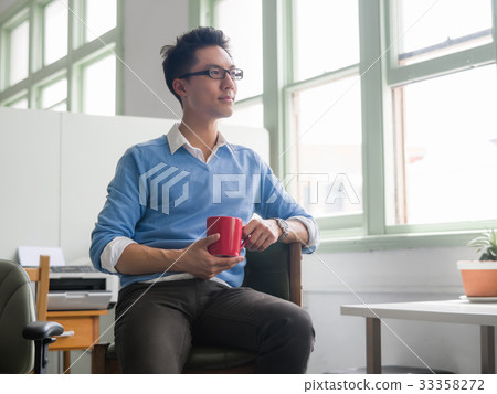 Portrait of young businessman 33358272