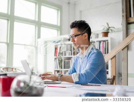 Portrait of young businessman 33358320