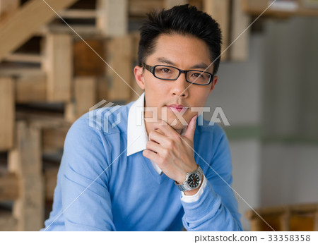 Portrait of young businessman 33358358