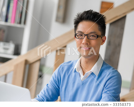 Portrait of young businessman Portrait of young businessman 33358373