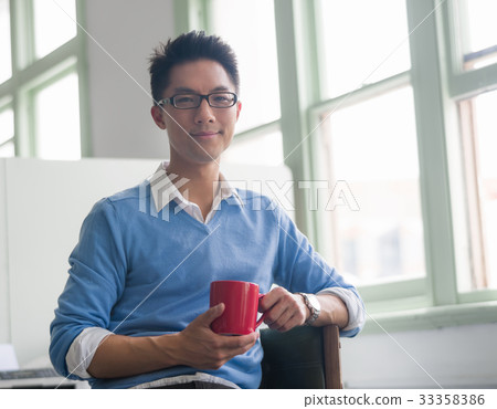 Portrait of young businessman 33358386