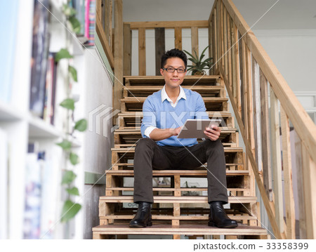 Portrait of young businessman in casual 33358399