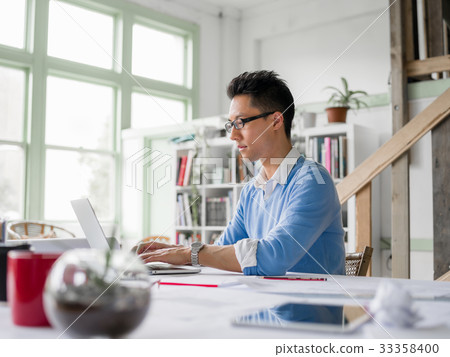 Portrait of young businessman Portrait of young businessman 33358400