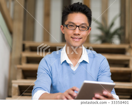 Portrait of young businessman in casual 33358401