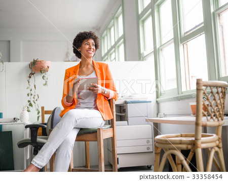 Portrait of young businesswoman 33358454